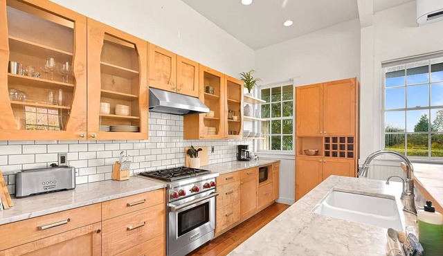 Edison Schoolhouse — Charming 2bd 2ba in Skagit Valley