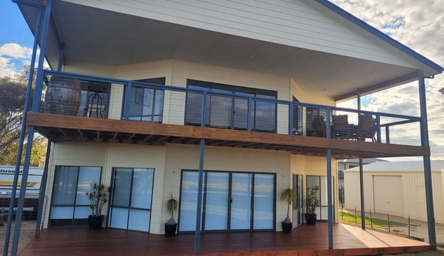 Edithburgh Sea Views-2 storey holiday home with pool table! Off peak special!