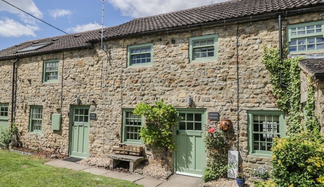 EDMUNDS COTTAGE, pet friendly, character holiday cottage in Bedale