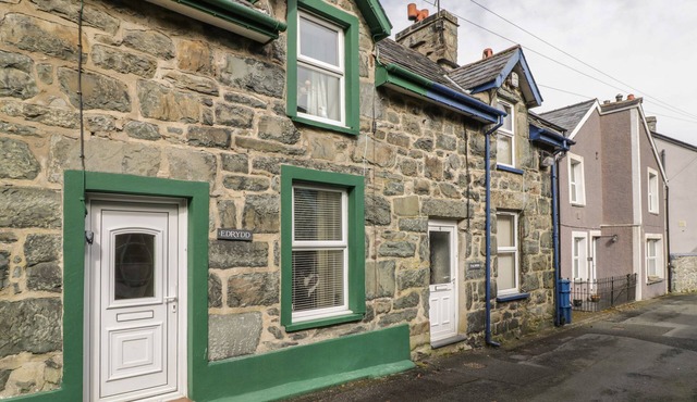 EDRYDD, pet friendly, character holiday cottage in Harlech