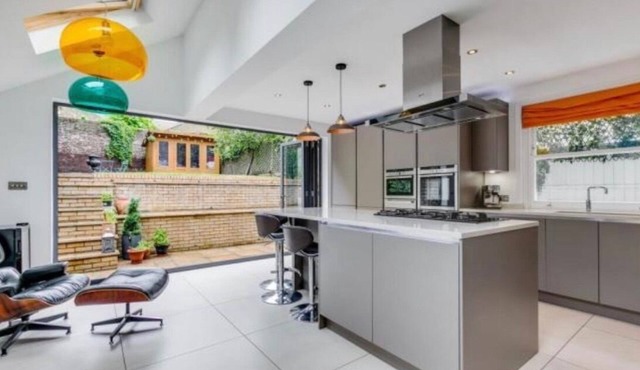 Edwardian House close to River Thames and Kew Gardens