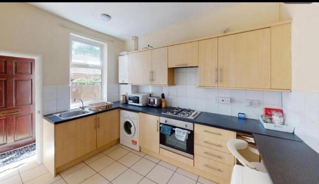 EEJs Cosy 2 bed terrace - close to station