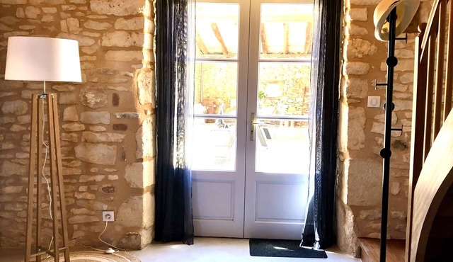 Een Sfeervolle Gîte met een Overdekt Privéterras. Een Vrolijke Hond is Welkom