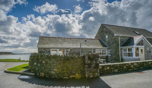 Efail Penrhyn - an on the beach that sleeps 6 guests in 3 bedrooms