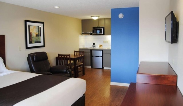 Efficiency Room near Memorial Park | Free Daily Breakfast & Free Parking