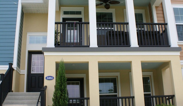 EFFICIENCY/ROOM with garage, kitchen bar and a separate entrance from the garage