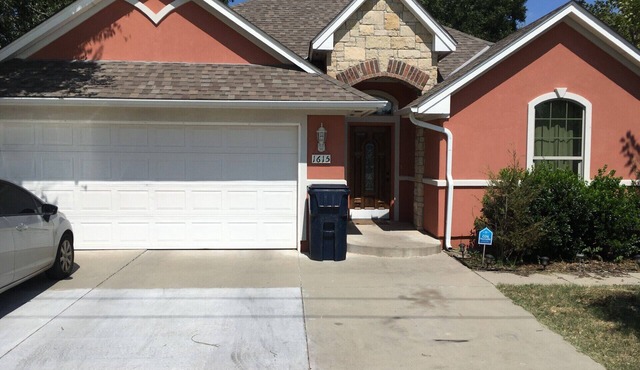 Efficient and Modern home, Sleeps 8. Theres an airmattress that sleeps 2.