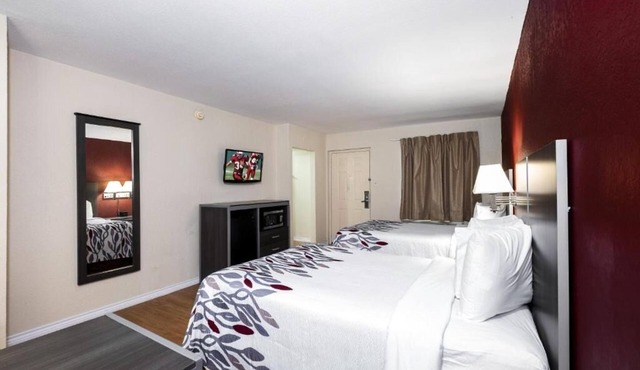 Efficient Comfort Close to Houston's Attractions, Perfect for Budget Travelers