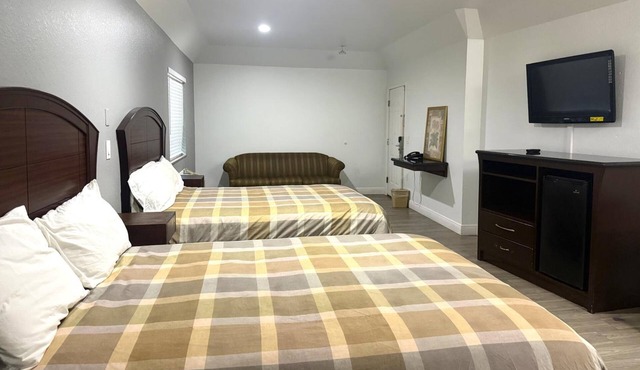 Efficient Stay | 3 Affordable Units | 6.8 miles to IAH Airport | Free Breakfast