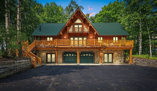 Egg Harbor Log Cabin w Outside Bar and Patio!