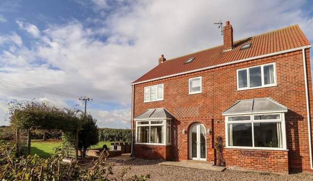 EGGLESTON, pet friendly, with hot tub in Withernsea