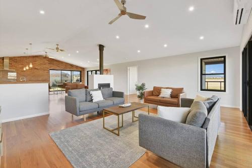 Eglinton Retreat Modern Home with Pizza Oven