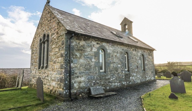 EGLWYS ST CYNFIL, family friendly, with a garden in Pwllheli