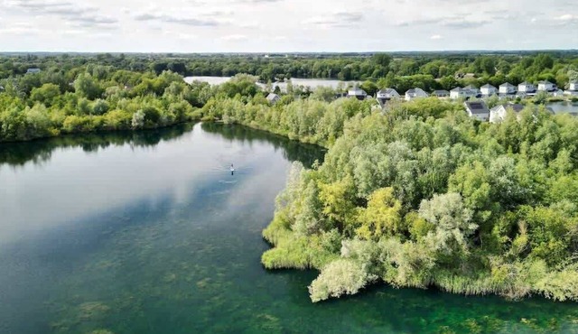 Egret Lodge | Lakeside Hot Tub Retreat + Kayaks