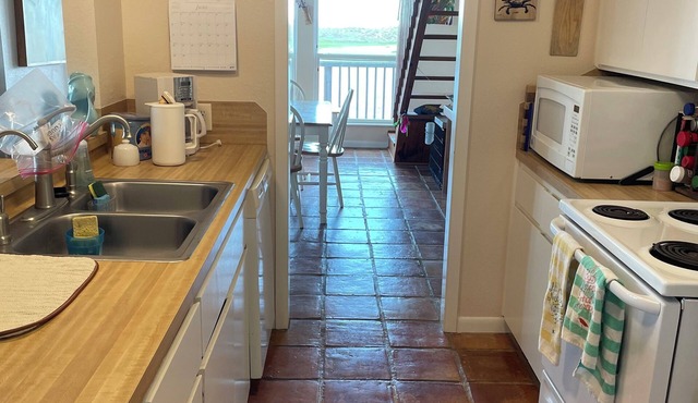 Egrets' Landing 2-bedroom 2-Bath Coastal Condo Minutes from Beach Entrance