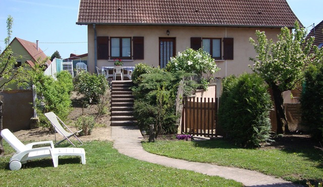 EGUISHEIM near Colmar - in but ind. dwelling 2-7 pers - Enclosed courtyard-garden.
