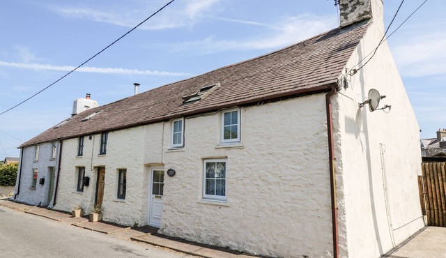 EIDDWEN, pet friendly, with a garden in Llanon