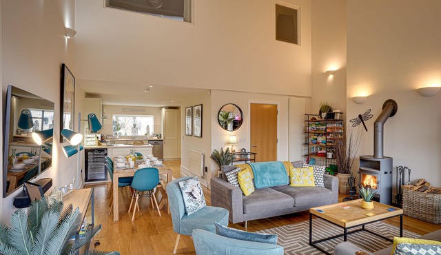 Eider Cottage: Lakeside Escape with Spa Access