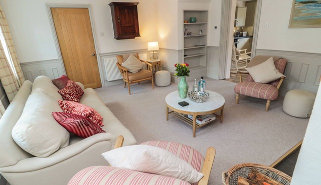 EIDER COTTAGE, pet friendly, character holiday cottage in Warkworth
