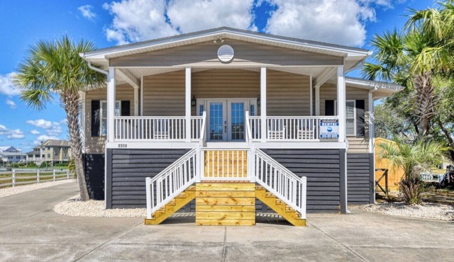 Eight Bedroom, Eight and a half bathrooms, Channel Front Home, Private Pool