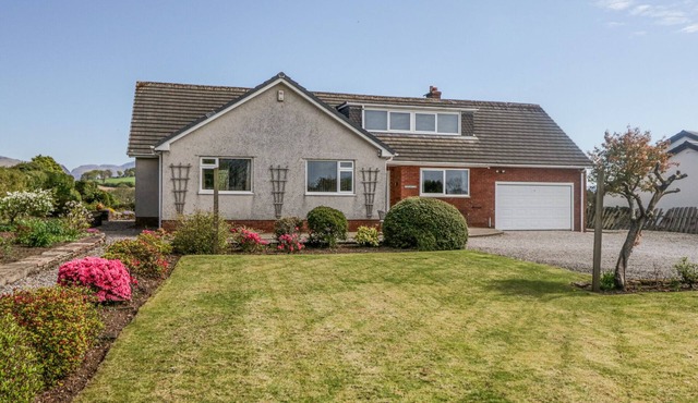 EILDON LODGE, pet friendly, with a garden in Gosforth