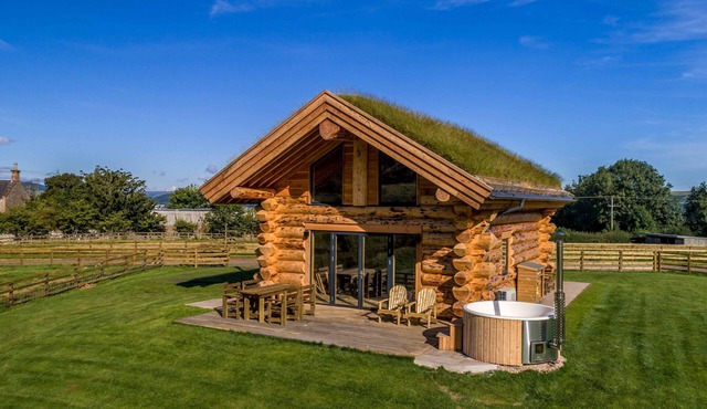 Eildon Melrose Holiday Cottages & Log Cabins - Luxury Log Cabin with Hot Tub