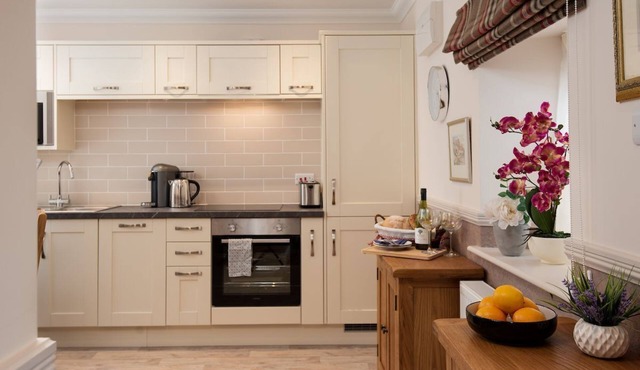 EILDON VIEW - in the pretty market town of Melrose, near to the countryside