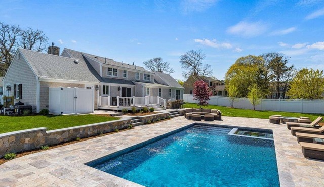 Eileen's Escape: 021-C Luxurious Chatham Home, Heated Saltwater Pool, Newly Renovated