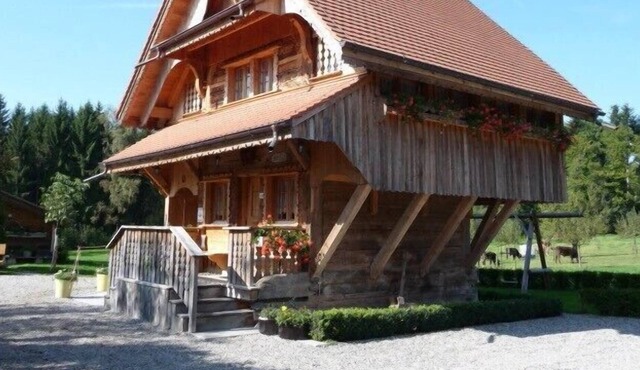 Einfaches Holzhaus mit Gartensitzplatz