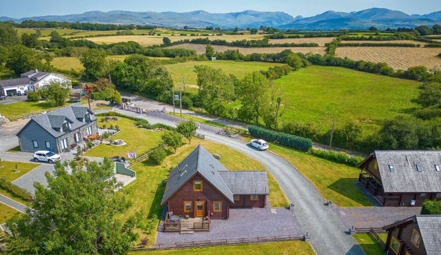 Eirianfa - a scandinavian lodge that sleeps 6 guests in 3 bedrooms