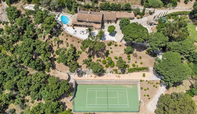 Elégant bastide Provençale with private tennis court and swimming pool