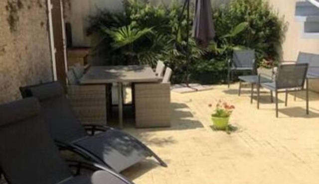 Eléonore, duplex, shared courtyard near sea (3)