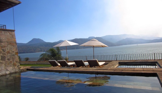 El Beneficio, esplendida villa a la orilla del lago, extraordinaria ubicación