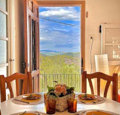 El Cortijo a cielo abierto entre montañas