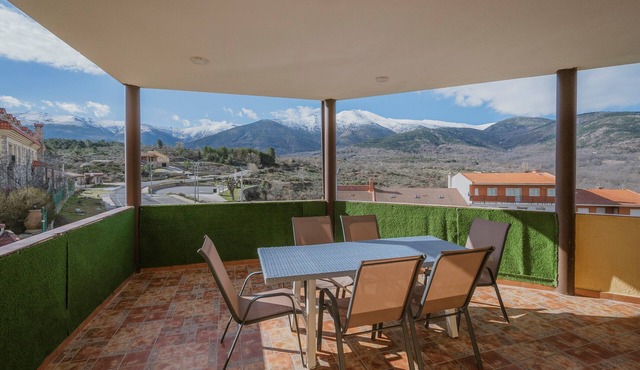 El Encanto del Alberche,'Casa 2' with Mountain View, Shared Pool and Wi-Fi