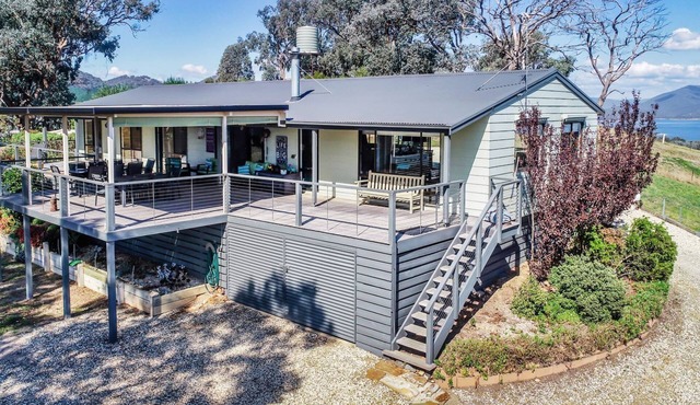 El Gallo Pinto - boasting amazing hilltop views of Lake Eildon and the surrounding mountains.