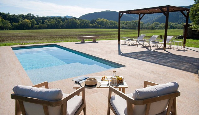 El Graner & El Niu – Two Homes Forming a Shared Space for Group Enjoyment