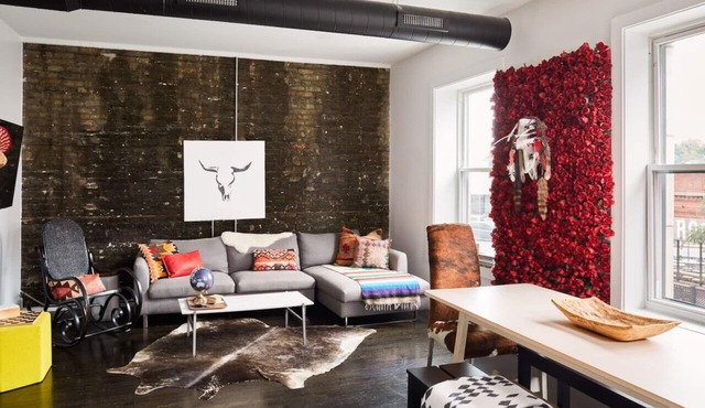 El Motel Dos in Logan Square that sleeps 12 with grill and backyard patio