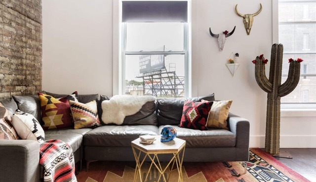 El Motel Tres Penthouse in Logan Square that sleeps 12 + grill & backyard patio