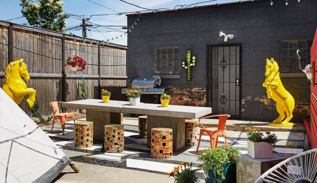 El Motel United in Logan Square that Sleeps 24 with Large Entertaining Patio + Grill