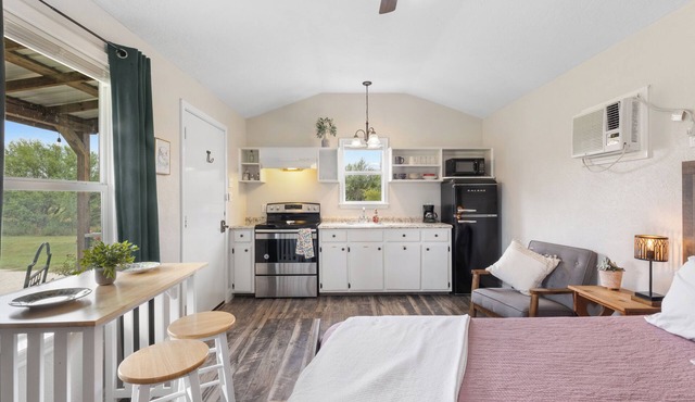 El Olivo - Peaceful Tiny Home + Goats