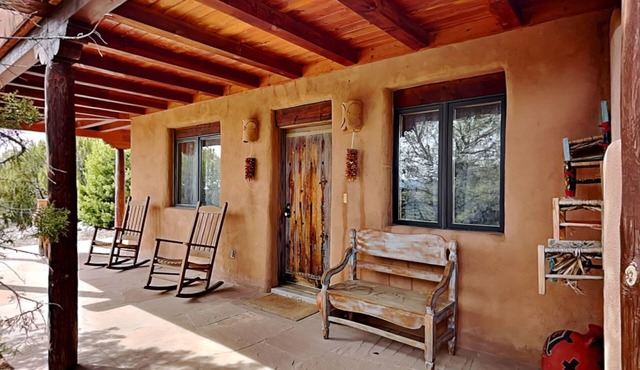 El Otro Tierra | Cozy Retreat, Mountain Views + Near Downtown