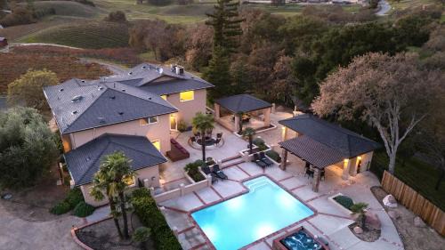 El Pomar Estate - Barn Main House by AvantStay Pool Spa Firepit Vineyard Views