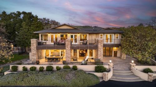 El Pomar Estate - Main House by AvantStay Pool Hot Tub Firepit Outdoor Dining Vineyard Views