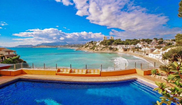El Portet - beachfront holiday home with private pool in Moraira