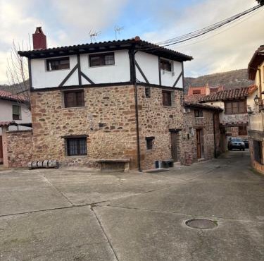 EL REFUGIO DE VALGAÑON Casa de Piedra con chimenea junto a Ezcaray