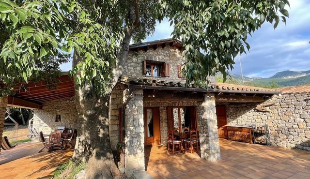 El Vilarot. La casa de piedra en la naturaleza.