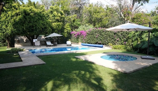 El Zapote House: With orchard and pool in Malinalco