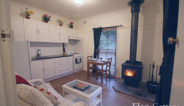 Elan Cottage with large corner spa