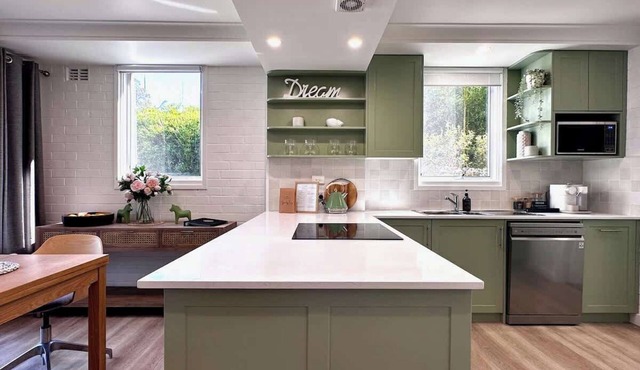 Elanora Escape- Hillside Retreat